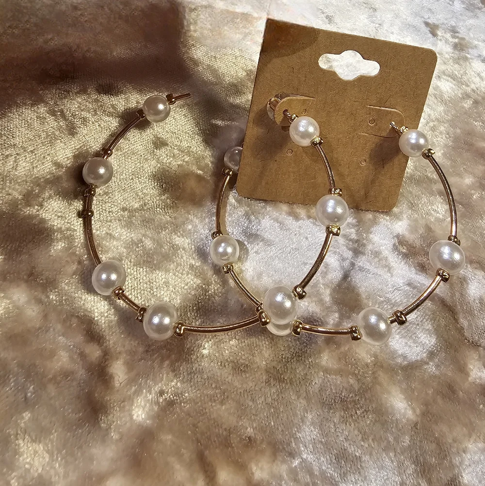 Elegant Gold Pearl Hoop Earrings - Picture 3 of 4